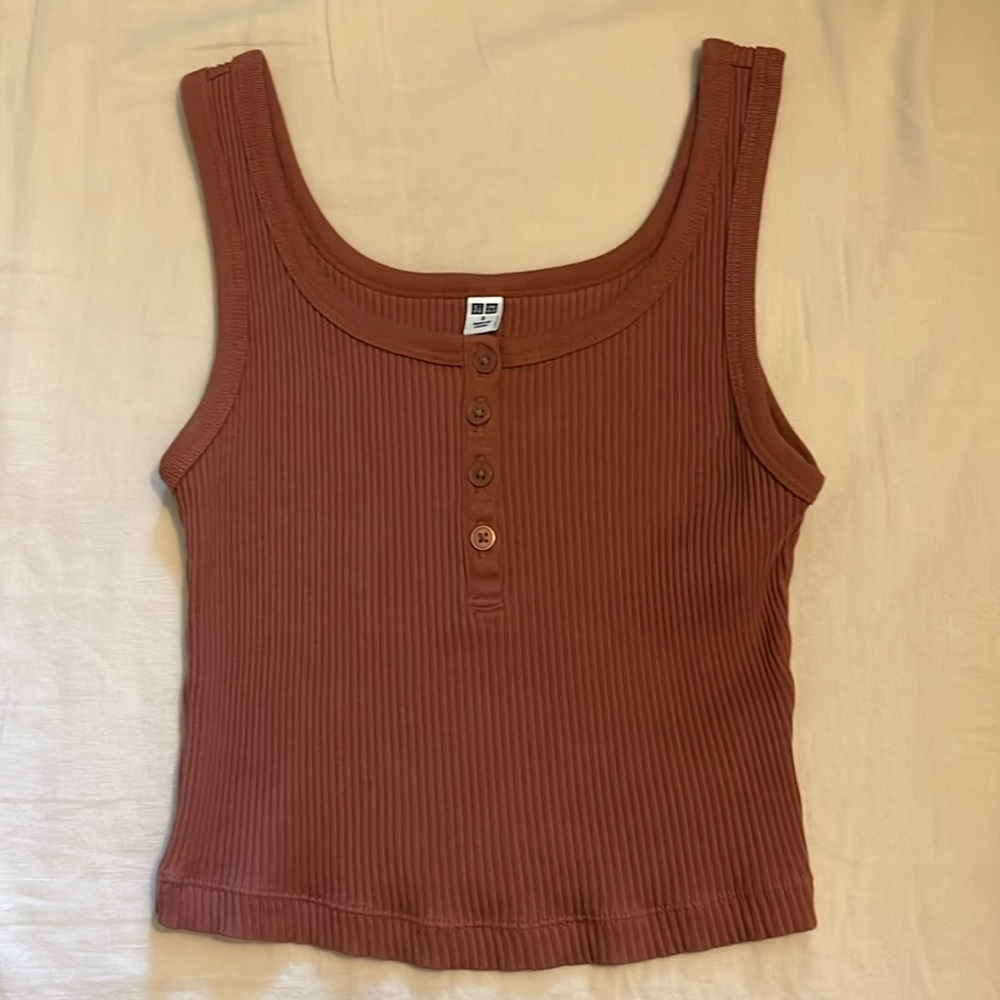 UNIQLO ribbed henley neck cropped tank top